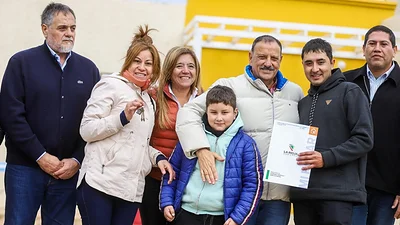 Quintela entregó nuevas casas en La Rioja y reforzó su compromiso con la política habitacional en la provincia Quintela entregó nuevas casas en La Rioja y reforzó su compromiso con la política habitacional en la provincia