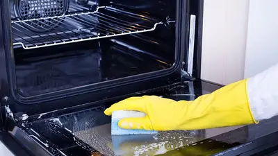 Mano limpiando horno. Mano limpiando horno.