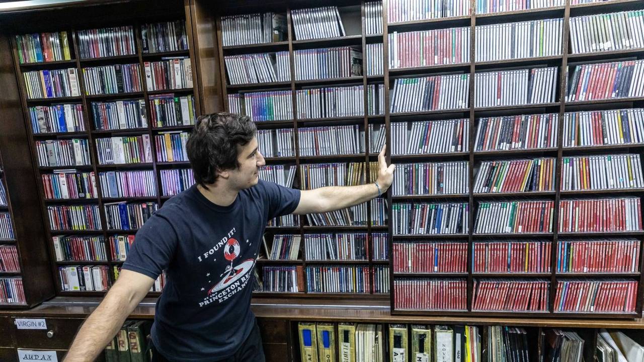 Casa Piscitelli, uno de los negocios dedicados a la música clásica más antiguos de Buenos Aires y del mundo que era visitado por el Papa Francisco
