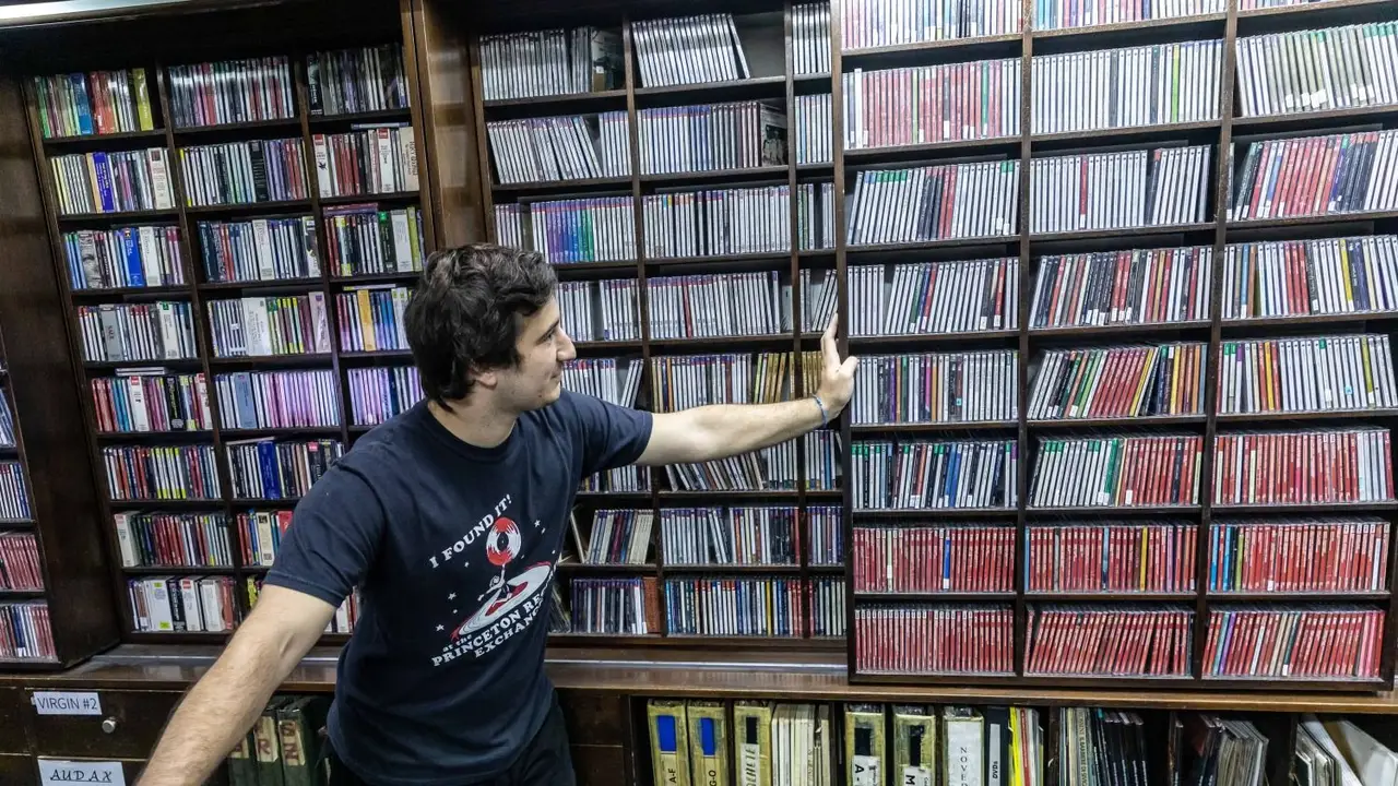 Casa Piscitelli, uno de los negocios dedicados a la música clásica más antiguos de Buenos Aires y del mundo que era visitado por el Papa Francisco