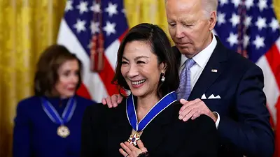 Biden entrega la Medalla de la Libertad a Katie Ledecky y Michelle Yeoh Biden entrega la Medalla de la Libertad a Katie Ledecky y Michelle Yeoh