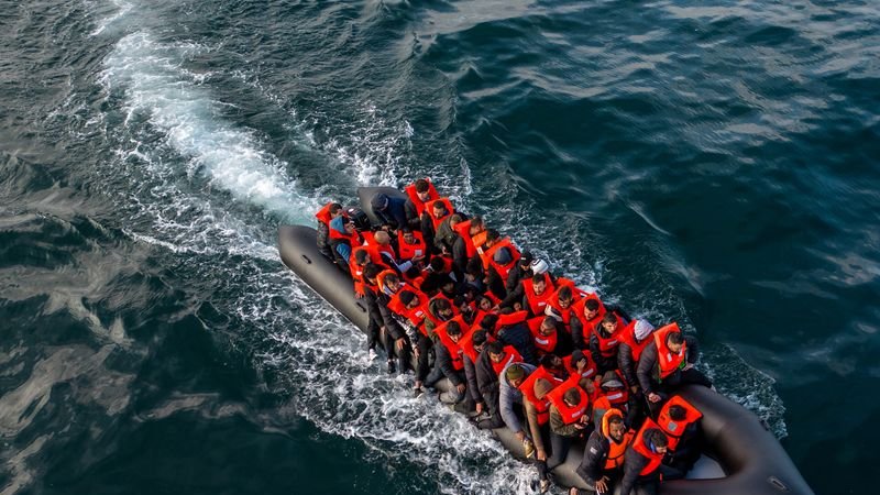 Más barcas con inmigrantes cruzan el canal de la Mancha hacia Inglaterra pese a amenaza de Ruanda