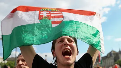 Miles de húngaros protestan contra Orban en el feudo del partido gobernante Miles de húngaros protestan contra Orban en el feudo del partido gobernante