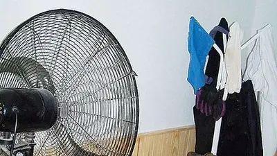 Ventilador secando ropa. Ventilador secando ropa.