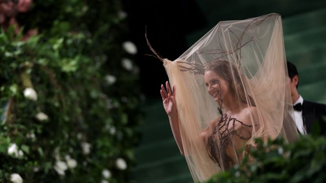 Zendaya, con toques de uva, protagoniza la pasarela de la Met Gala