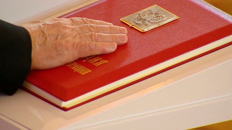 Putin jura su nuevo mandato en una ceremonia boicoteada por EEUU