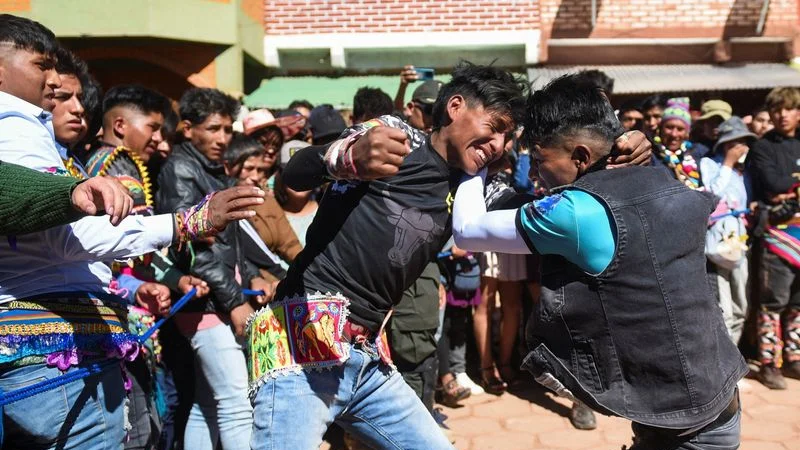 En los Andes de Bolivia, los vecinos luchan en un combate ritual llamado 'Tinku'