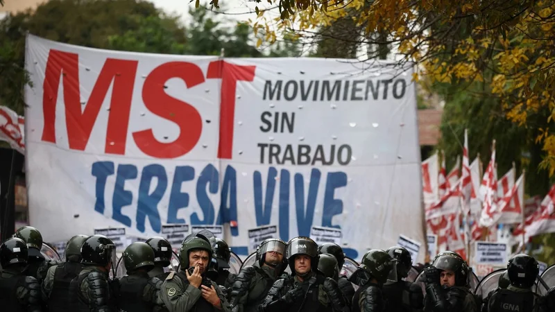 Una masiva protesta contra el ajuste recibió a Milei en Olivos