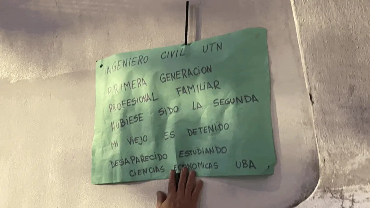 Es hijo de desaparecidos, ingeniero y “patrón sindicalista”: la historia de una de las fotos más virales de la Marcha Federal Universitaria 