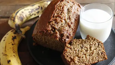 Fotografía de un budín de banana y avena Fotografía de un budín de banana y avena