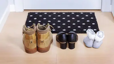 Sacarse los zapatos antes de entrar a una casa Sacarse los zapatos antes de entrar a una casa