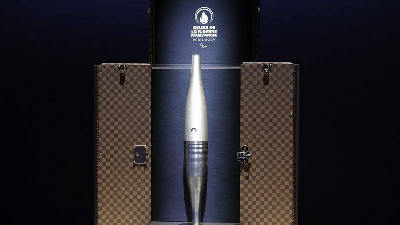 Francia crea una estilizada antorcha de París con acero bruto Francia crea una estilizada antorcha de París con acero bruto