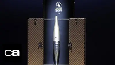 Francia crea una estilizada antorcha de París con acero bruto Francia crea una estilizada antorcha de París con acero bruto
