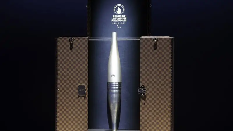 Francia crea una estilizada antorcha de París con acero bruto Francia crea una estilizada antorcha de París con acero bruto