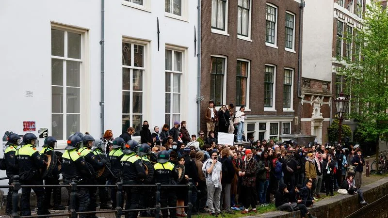 La policía de Ámsterdam disuelve una protesta estudiantil propalestina
