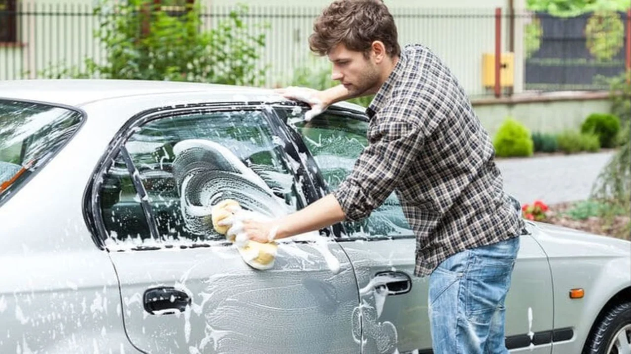 Hombre limpiando auto.