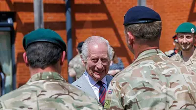 Me han dejado salir de mi jaula, bromea el rey Carlos durante una visita al sur de Inglaterra Me han dejado salir de mi jaula, bromea el rey Carlos durante una visita al sur de Inglaterra