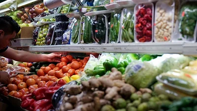 La confianza de los consumidores estadounidenses cae en mayo a su nivel más bajo en seis meses La confianza de los consumidores estadounidenses cae en mayo a su nivel más bajo en seis meses