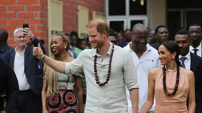 El príncipe Enrique y Meghan hablan de salud mental en su primera visita a Nigeria El príncipe Enrique y Meghan hablan de salud mental en su primera visita a Nigeria
