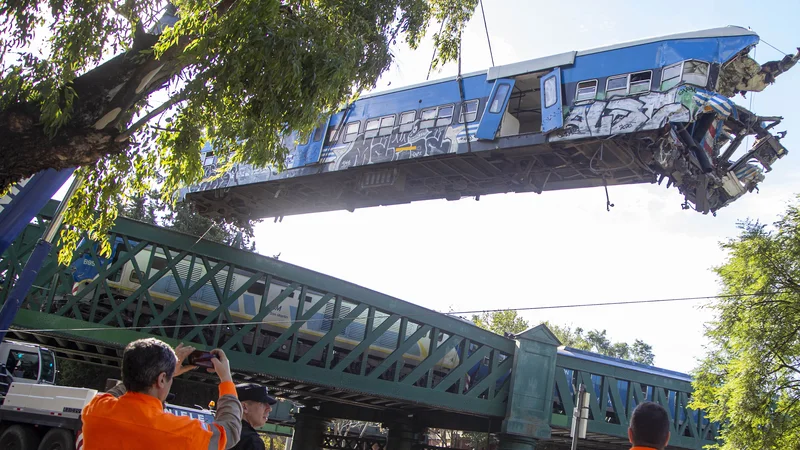 Comenzaron a remover los trenes del San Martín que chocaron
