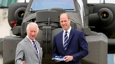 El rey Carlos de Inglaterra entrega un título militar a su hijo Guillermo en una inusual aparición conjunta El rey Carlos de Inglaterra entrega un título militar a su hijo Guillermo en una inusual aparición conjunta