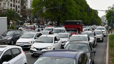 Trenes reducidos, accesos con demoras y subtes en hora: cómo se encuentra el transporte