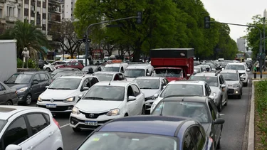Trenes reducidos, accesos con demoras y subtes en hora: cómo se encuentra el transporte