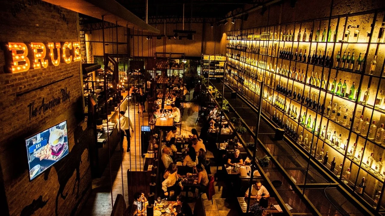Bar con luces y gente.