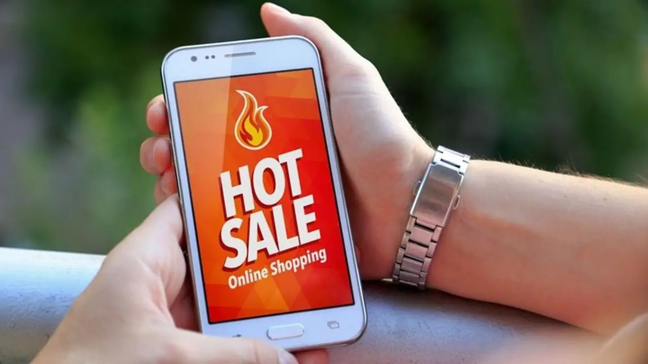 Celular en mano con propaganda Hot Sale.