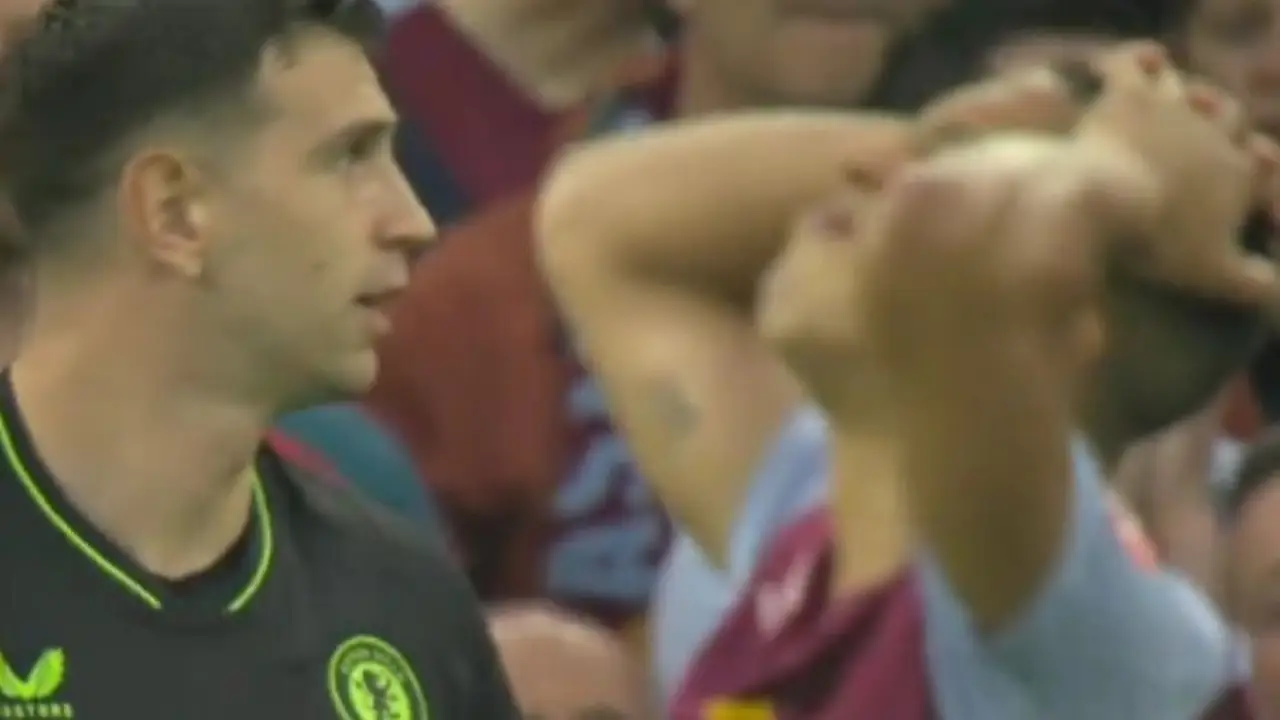 Nadie lo esperaba: Dibu Martínez tuvo el error más llamativo de su carrera en la Premier League
