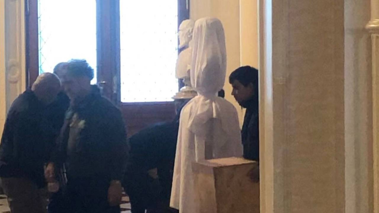Revival de los 90s: el Gobierno arma una fiesta menemista en la Casa Rosada para inaugurar el busto de Menem
