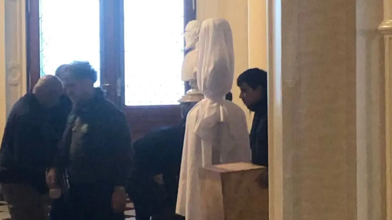 Revival de los 90s: el Gobierno arma una fiesta menemista en la Casa Rosada para inaugurar el busto de Menem