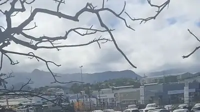 Nueva Caledonia despliega más policía mientras "arden las calles" por la reforma del voto Nueva Caledonia despliega más policía mientras "arden las calles" por la reforma del voto