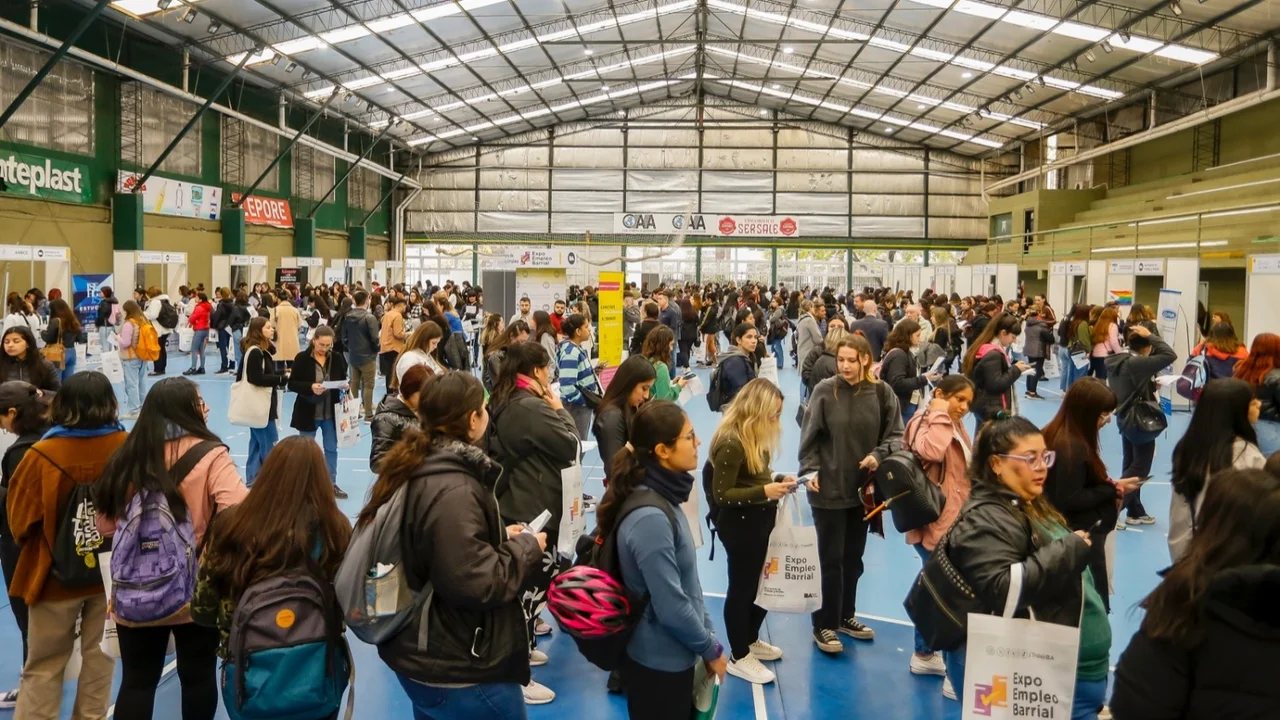En medio de recortes y despidos por el ajuste de Milei, la Ciudad realizó una Expo Empleo Barrial para mujeres