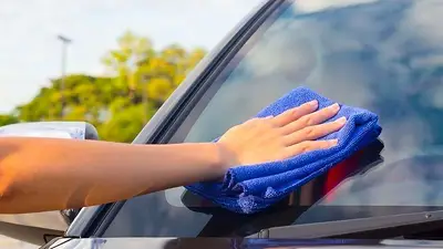 Mano y trapo limpiando vidrio. Mano y trapo limpiando vidrio.