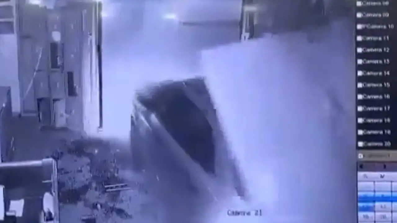Asalto de película y un impactante video: chocaron un portón para entrar a robar en un supermercado chino