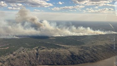 Incendio forestal se acerca a ciudad petrolera de Canadá y obliga a evacuar a 6.000 personas