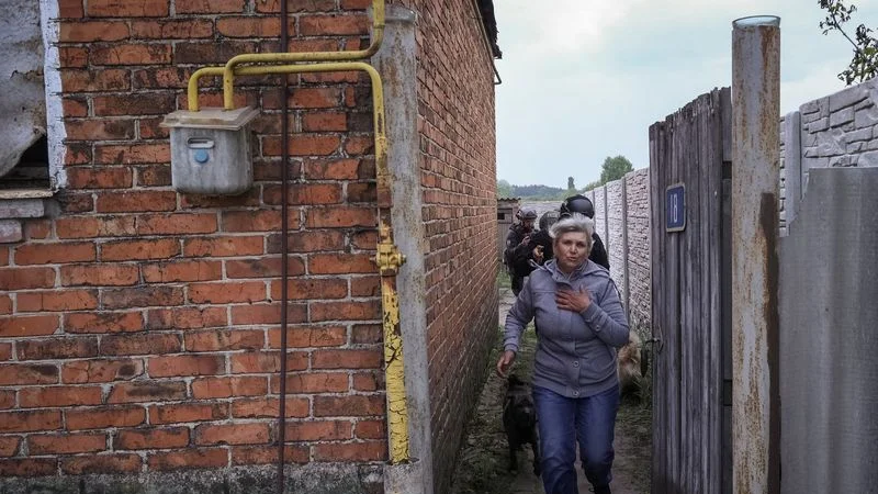 Zelenski aplaza sus viajes al extranjero por el avance de Rusia en una ciudad fronteriza de Ucrania