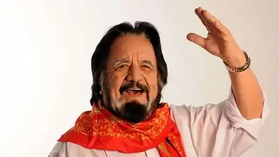 Hombre con mano levantada. Hombre con mano levantada.