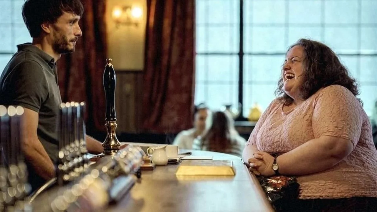 Personas mirándose en un bar.
