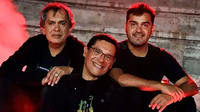 Tres hombres sonriendo. Tres hombres sonriendo.