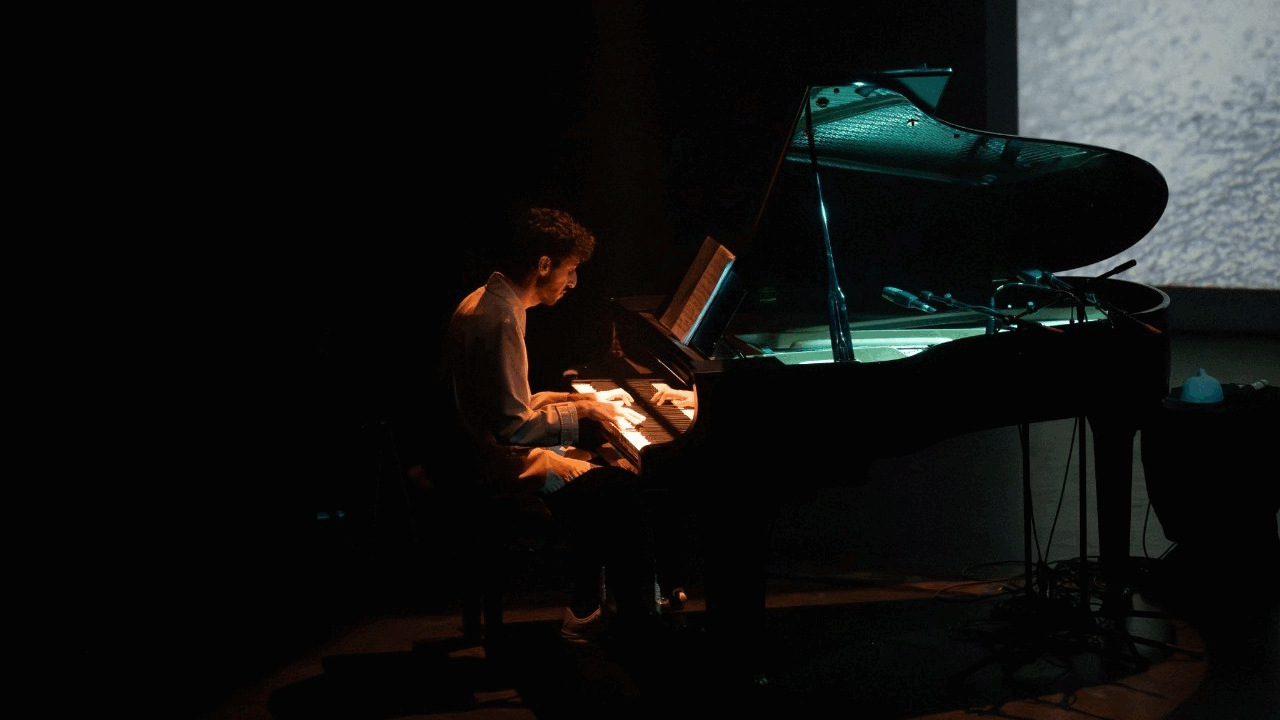 Nahuel, el pianista solidario: sale de gira por geriátricos y acerca la música a los más grandes