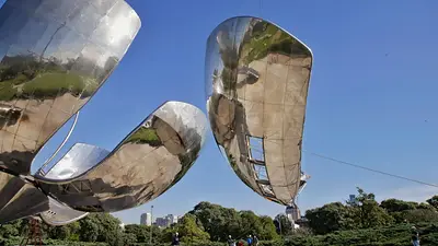 Trasladaron los pétalos dañados de la Floralis Genérica para repararlos Trasladaron los pétalos dañados de la Floralis Genérica para repararlos