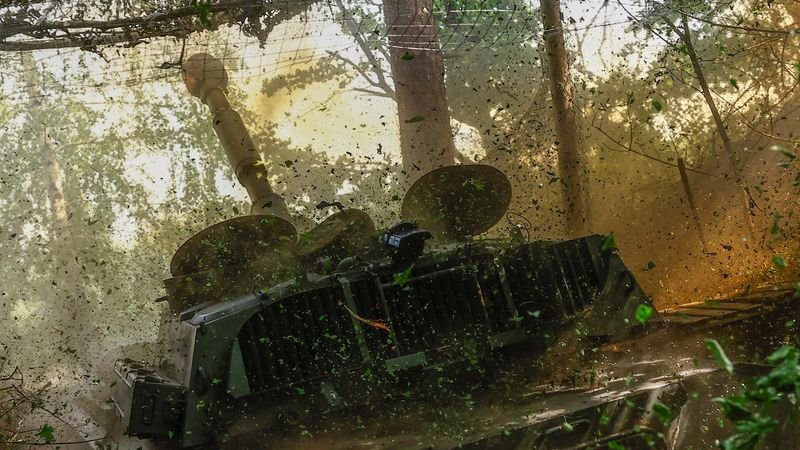Ucrania se prepara para "duras batallas", Putin dice que Rusia busca "zona de seguridad" en Járkov