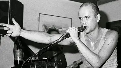 Hombre brazo extendido micrófono Hombre brazo extendido micrófono