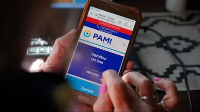 Afiliada de PAMI realizando trámites de forma online Afiliada de PAMI realizando trámites de forma online