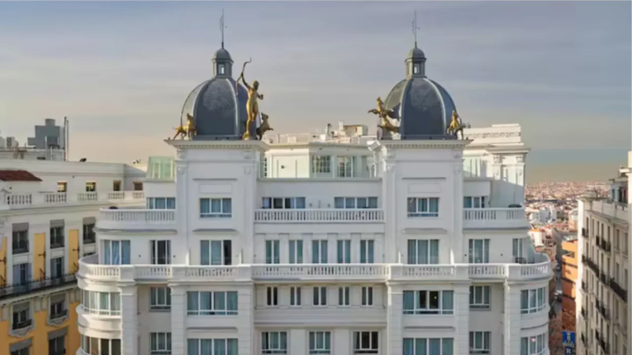 El hotel de lujo en el que se hospedó Javier Milei en Madrid