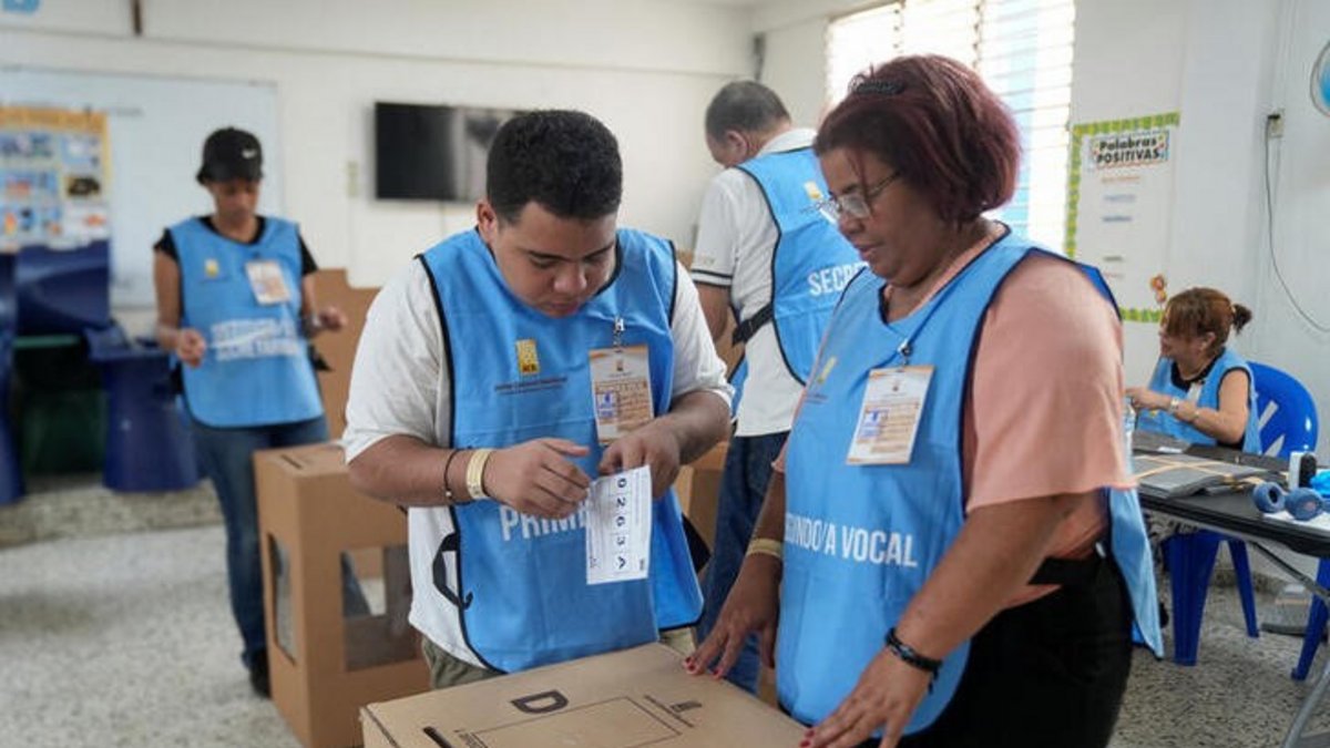 Votantes dominicanos acudiendo a las urnas (imagen ilustrativa)