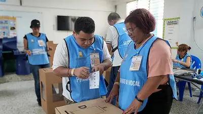 Votantes acuden a las urnas en República Dominicana, con presidente Abinader como favorito Votantes acuden a las urnas en República Dominicana, con presidente Abinader como favorito