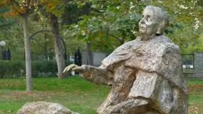 Estatua de Baba Vanga Estatua de Baba Vanga